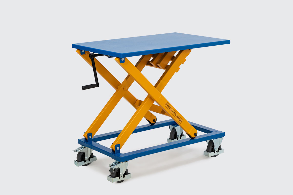 Scissor lifting table with spindle